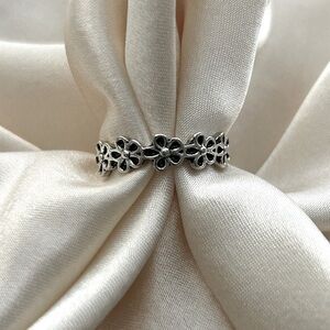 ❤️ 2 for $10 PRICE DROP 
Daisy Chain Ring